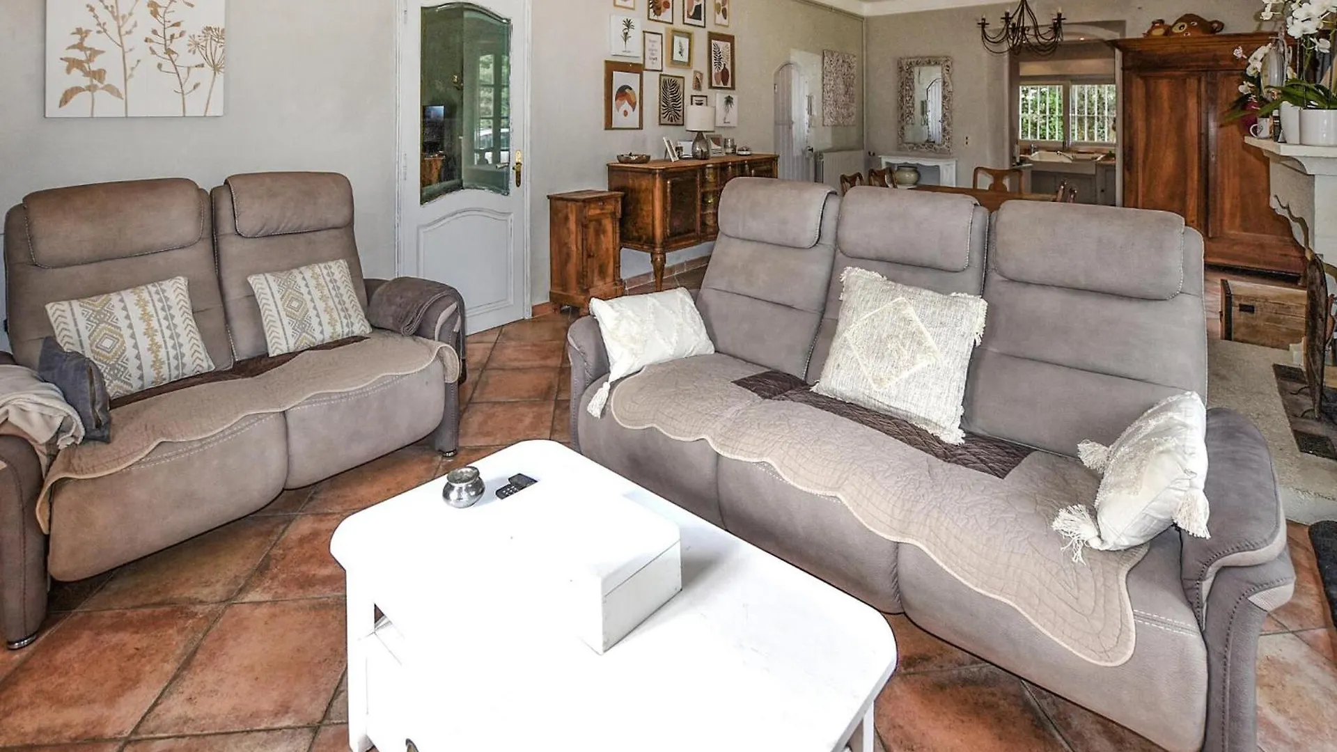 Nice Home In Entraigues-Sur-La-Sorg Francie