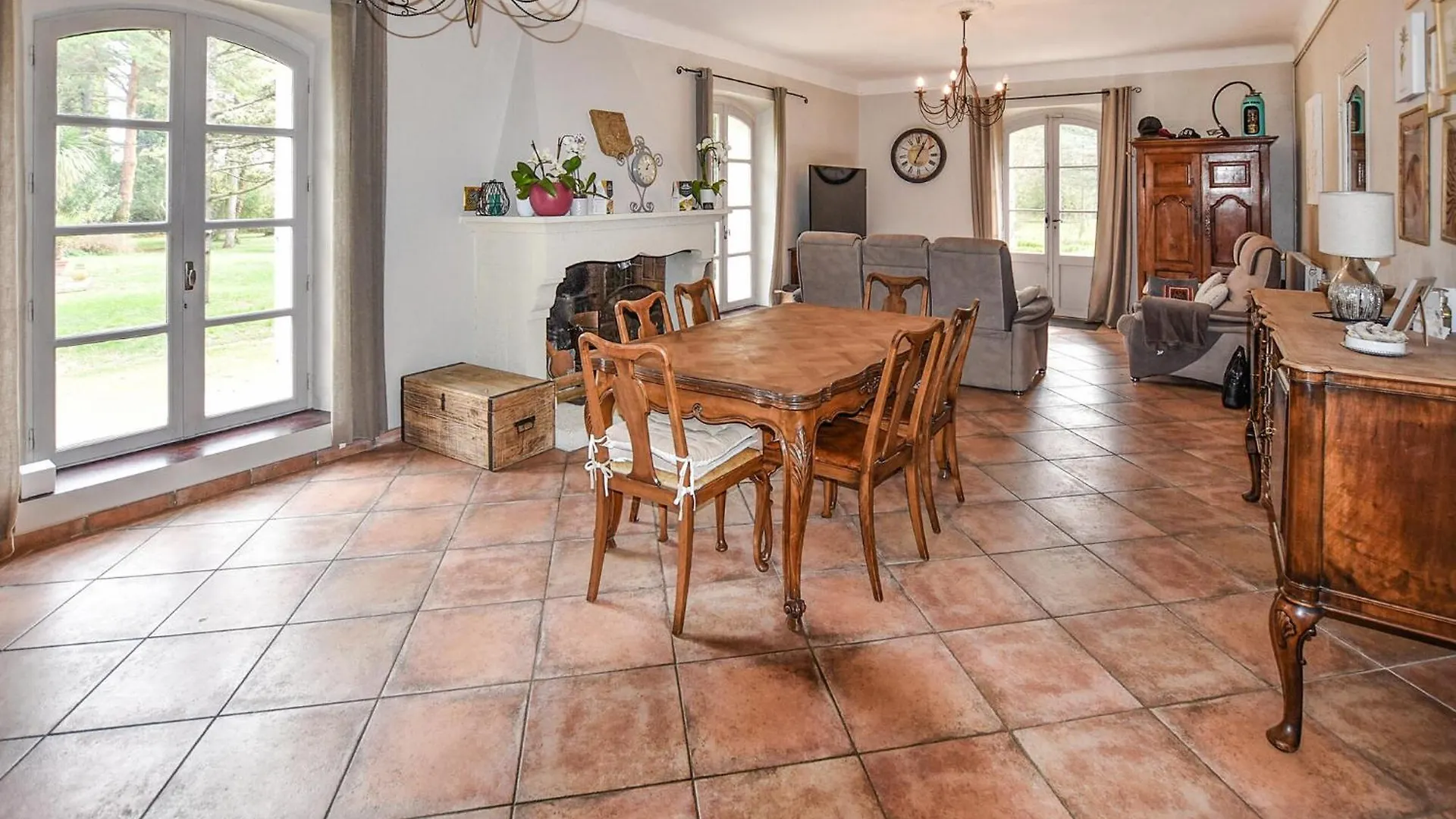 Nice Home In Entraigues-Sur-La-Sorg Francie