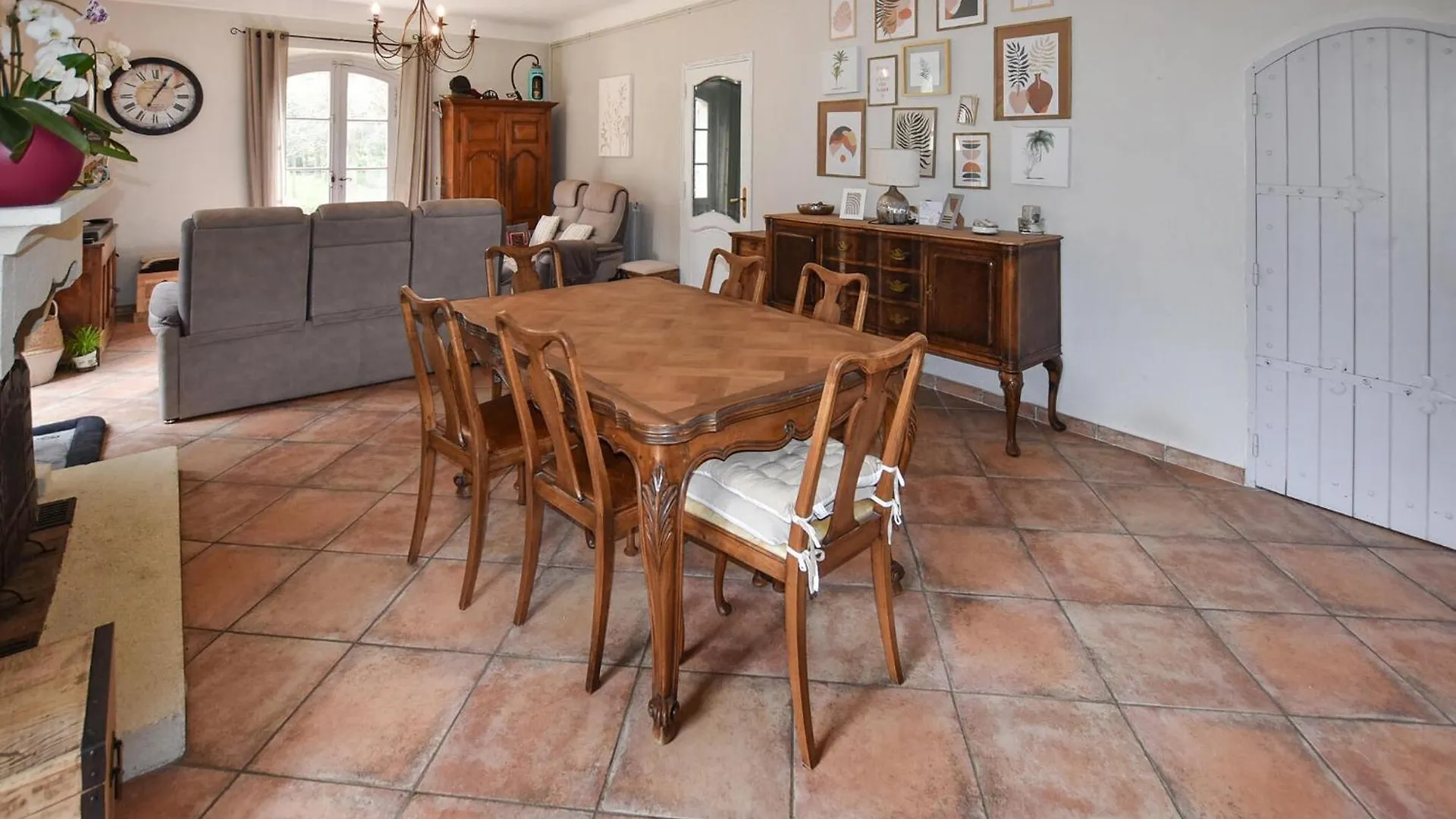Nice Home In Entraigues-Sur-La-Sorg Entraigues-sur-la-Sorgue